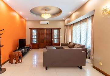 3 Bedroom Villa For Rent - Tonle Bassac, Phnom Penh thumbnail