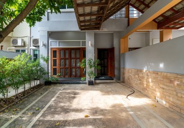 3 Bedroom Link House For Rent - Tonle Bassac, Phnom Penh thumbnail