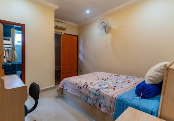 3 Bedroom Link House For Rent - Tonle Bassac, Phnom Penh thumbnail