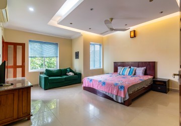 3 Bedroom Link House For Rent - Tonle Bassac, Phnom Penh thumbnail