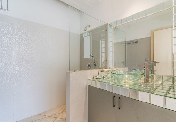 2 Bedroom Serviced Apartment For Rent - Phsar Chas, Phnom Penh thumbnail