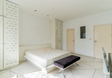 2 Bedroom Serviced Apartment For Rent - Phsar Chas, Phnom Penh thumbnail