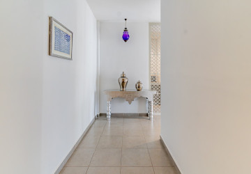 2 Bedroom Serviced Apartment For Rent - Phsar Chas, Phnom Penh thumbnail