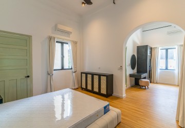 4 Bedroom Renovated Apartment For Rent - Chakto Mukh, Phnom Penh thumbnail