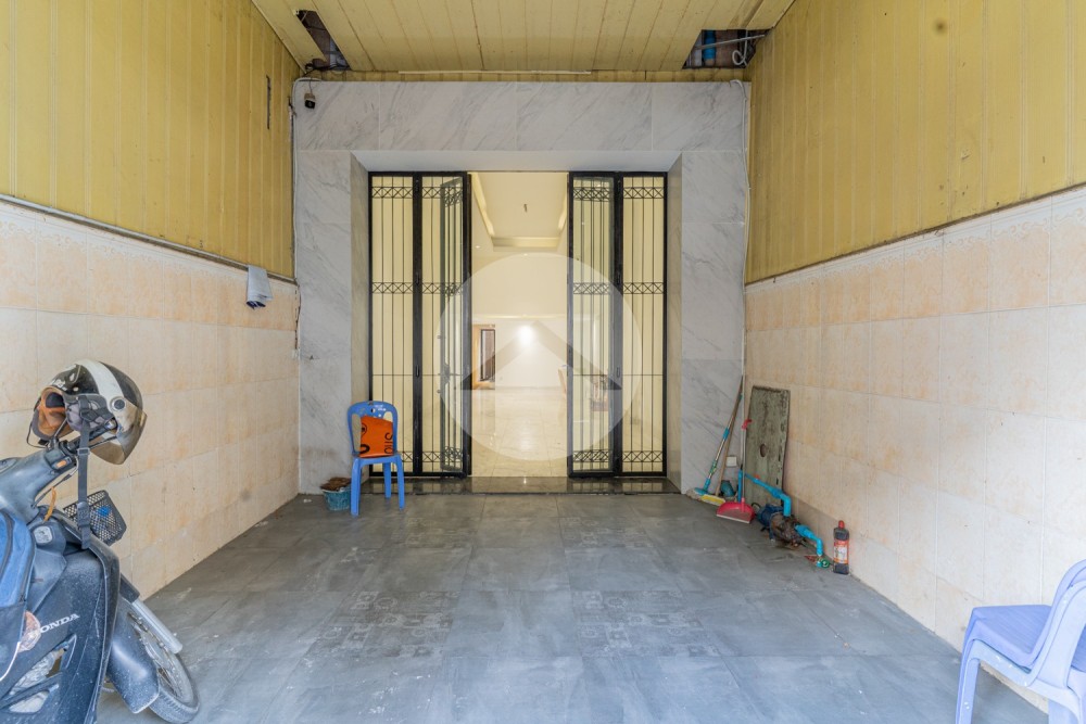 5 Bedroom Shophouse For Sale - Teuk La Ark 3, Phnom Penh - Image 2 5 Bedroom Shophouse For Sale - Teuk La Ark 3, Phnom Penh - Image 2