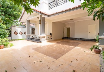 4 Bedroom Villa For Rent - Bassac Garden, Tonle Bassac, Phnom Penh thumbnail