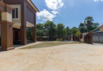 4 Bedroom Villa For Rent - Slor Kram, Siem Reap thumbnail