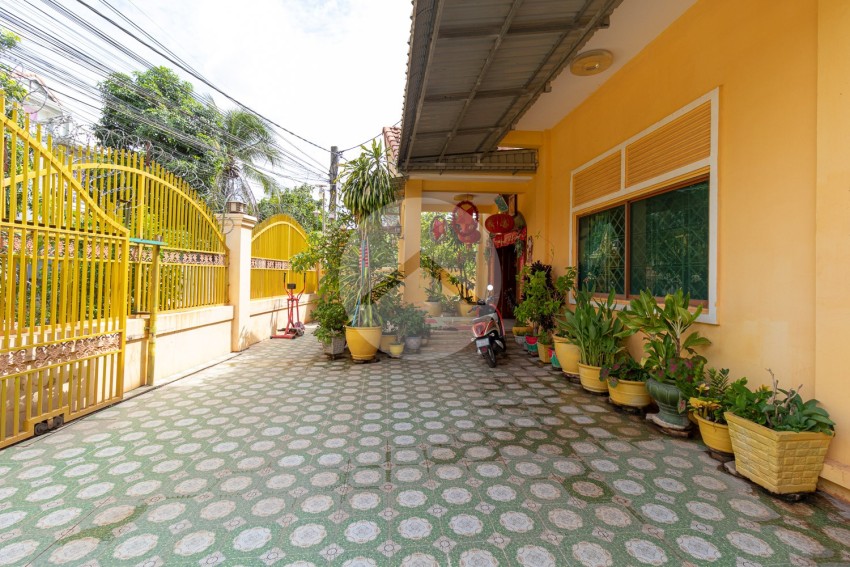 11 Bedroom Guesthouse For Sale - Near National Rd 6, Slor Kram, Siem Reap