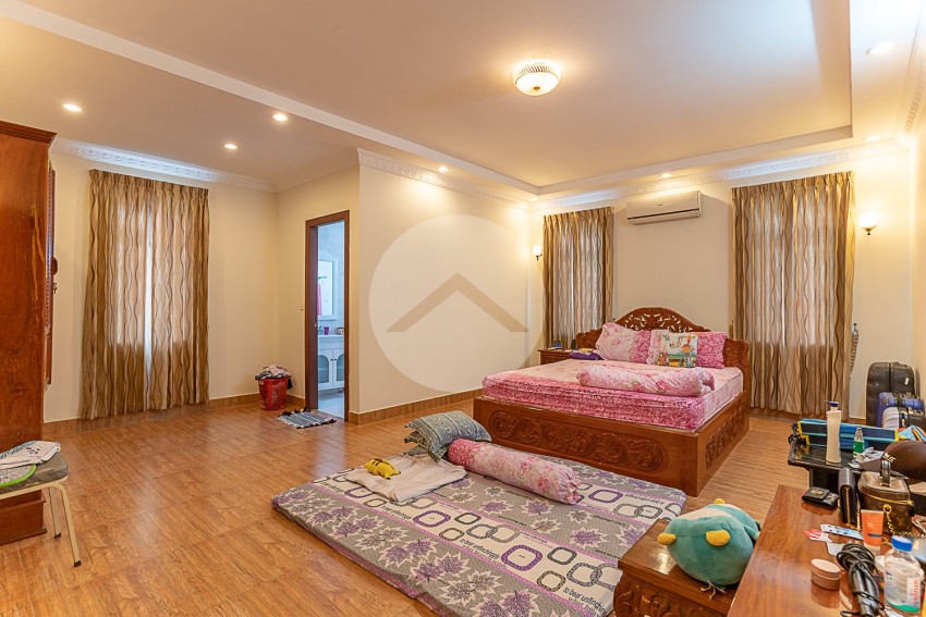 5 Bedroom Townhouse For Rent - Preaek Pra, Phnom Penh