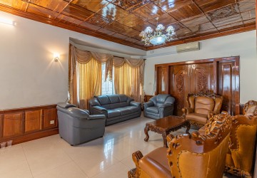 3 Bedroom Villa For Rent - Tonle Bassac, Phnom Penh thumbnail