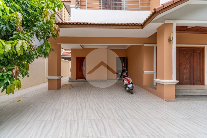 3 Bedroom Villa For Rent - Tonle Bassac, Phnom Penh