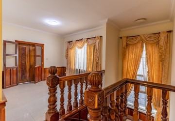 3 Bedroom Villa For Rent - Tonle Bassac, Phnom Penh thumbnail