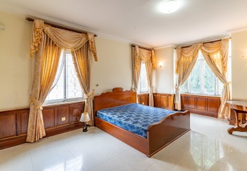 3 Bedroom Villa For Rent - Tonle Bassac, Phnom Penh thumbnail