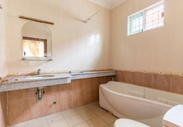 3 Bedroom Villa For Rent - Tonle Bassac, Phnom Penh thumbnail