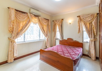 3 Bedroom Villa For Rent - Tonle Bassac, Phnom Penh thumbnail