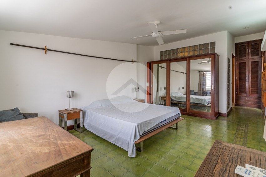Renovated 3 Bedroom Apartment For Rent - Phsar Chas, Phnom Penh