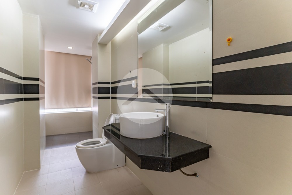 1 Bedroom Serviced Apartment For Rent - BKK1, Phnom Penh - Image 12