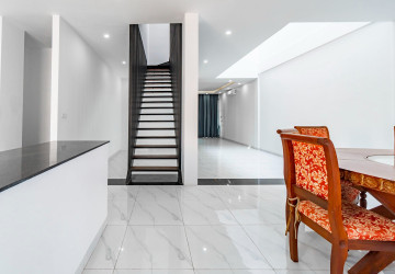 4 Bedroom Commercial Shophouse For Rent - Ring Road, Sangkat Siem Reap, Siem Reap thumbnail