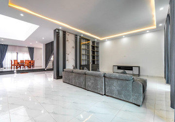 4 Bedroom Commercial Shophouse For Rent - Ring Road, Sangkat Siem Reap, Siem Reap thumbnail