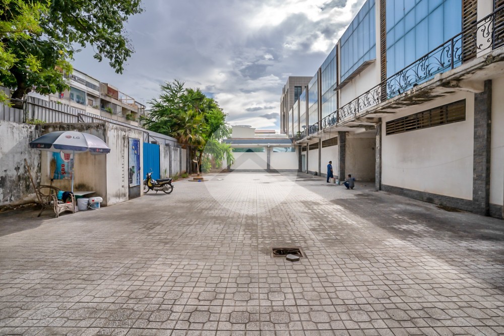 Prime Location 7,551 Sqm Land and Building For Rent - Monorom, Phnom Penh - Image 3