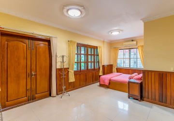 2 Bedroom Apartment For Rent - BKK1, Phnom Penh thumbnail