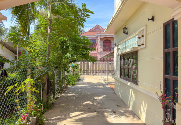 14 Bedroom Guesthouse For Rent - Slor Kram, Siem Reap thumbnail