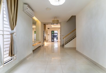 4 Bedroom Twin Villa For Rent - Chak Angrae Kraom, Phnom Penh thumbnail