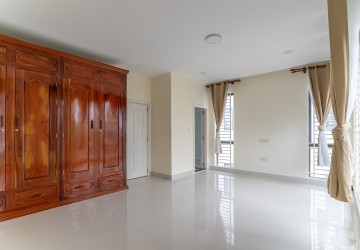 4 Bedroom Twin Villa For Rent - Chak Angrae Kraom, Phnom Penh thumbnail