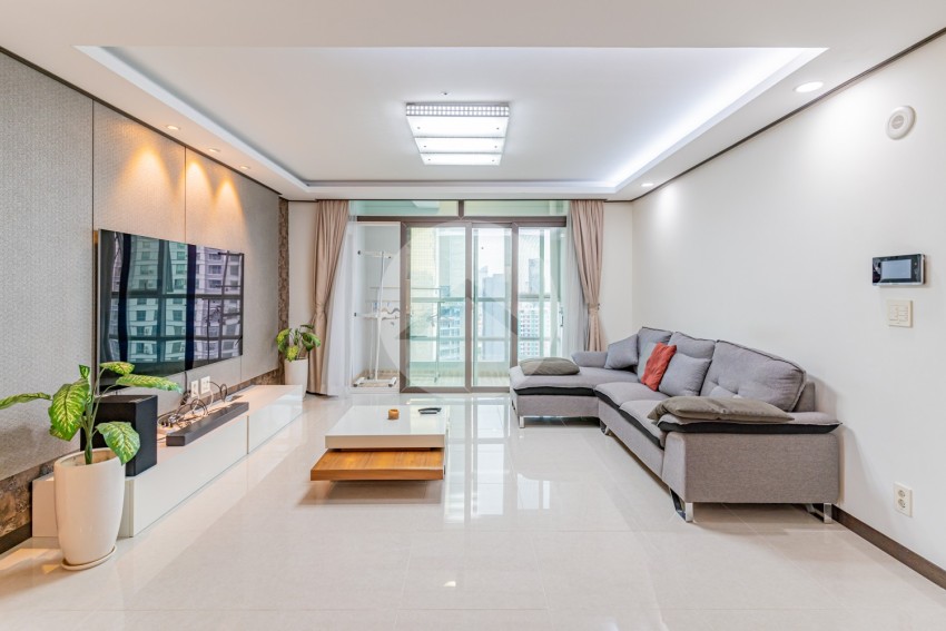 3 Bedroom Condo For Rent - De Castle Royal, BKK1, Phnom Penh