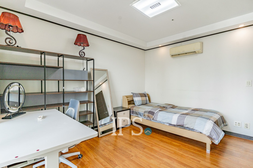 3 Bedroom Condo For Rent - De Castle Royal, BKK1, Phnom Penh