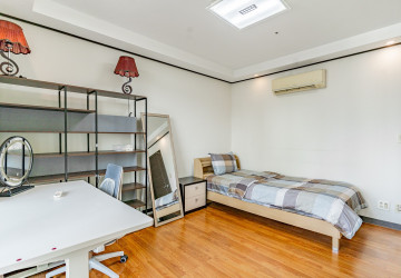 3 Bedroom Condo For Rent - De Castle Royal, BKK1, Phnom Penh thumbnail