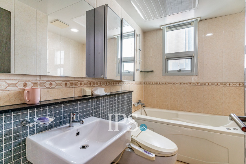 3 Bedroom Condo For Rent - De Castle Royal, BKK1, Phnom Penh