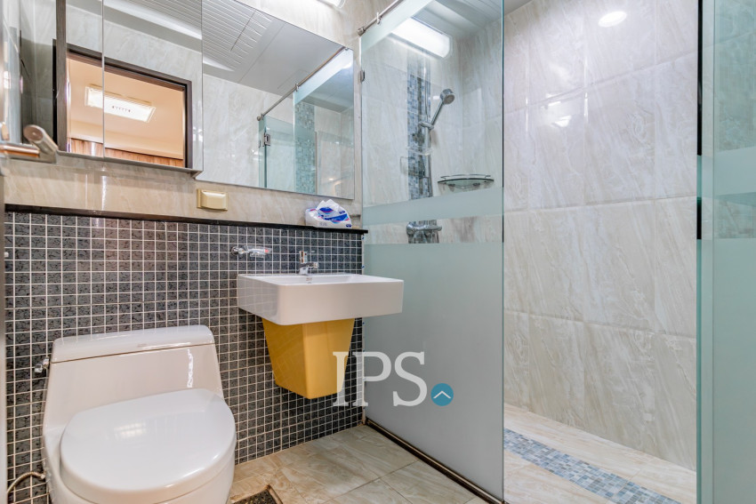 3 Bedroom Condo For Rent - De Castle Royal, BKK1, Phnom Penh