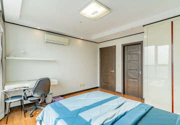 3 Bedroom Condo For Rent - De Castle Royal, BKK1, Phnom Penh thumbnail