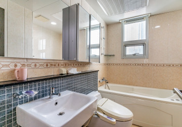 3 Bedroom Condo For Rent - De Castle Royal, BKK1, Phnom Penh thumbnail