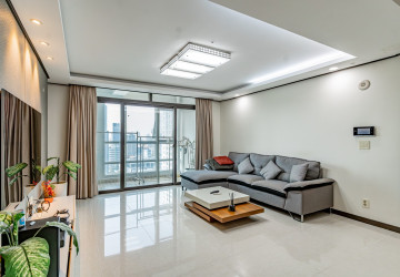 3 Bedroom Condo For Rent - De Castle Royal, BKK1, Phnom Penh thumbnail