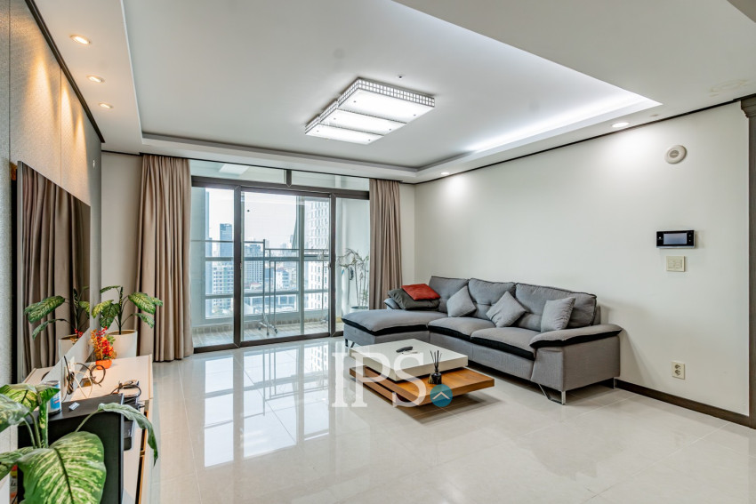 3 Bedroom Condo For Rent - De Castle Royal, BKK1, Phnom Penh