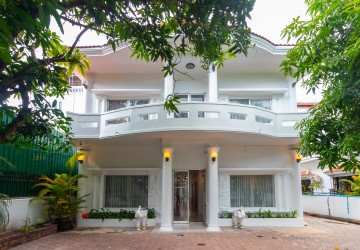 15 Bedroom Guesthouse For Rent - Svay Dangkum, Siem Reap thumbnail