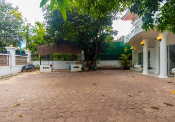 15 Bedroom Guesthouse For Rent - Svay Dangkum, Siem Reap thumbnail