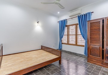 3 Bedroom Villa For Rent - Tonle Bassac, Phnom Penh thumbnail