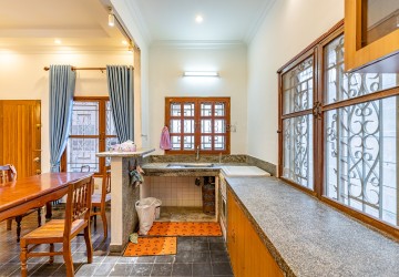 3 Bedroom Villa For Rent - Tonle Bassac, Phnom Penh thumbnail