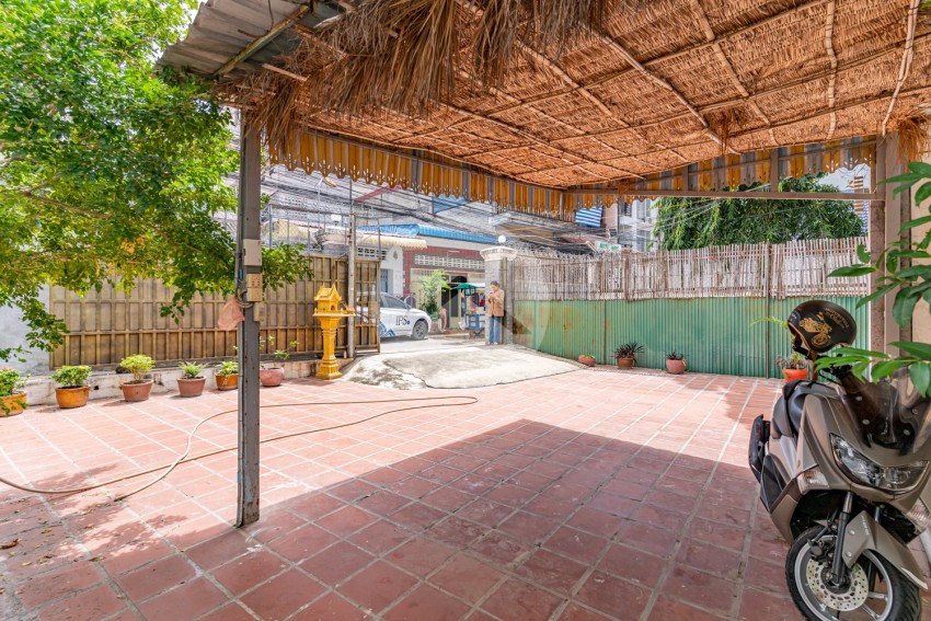 3 Bedroom Villa For Rent - Tonle Bassac, Phnom Penh