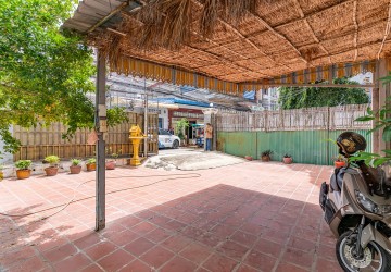 3 Bedroom Villa For Rent - Tonle Bassac, Phnom Penh thumbnail