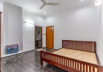 3 Bedroom Villa For Rent - Tonle Bassac, Phnom Penh thumbnail