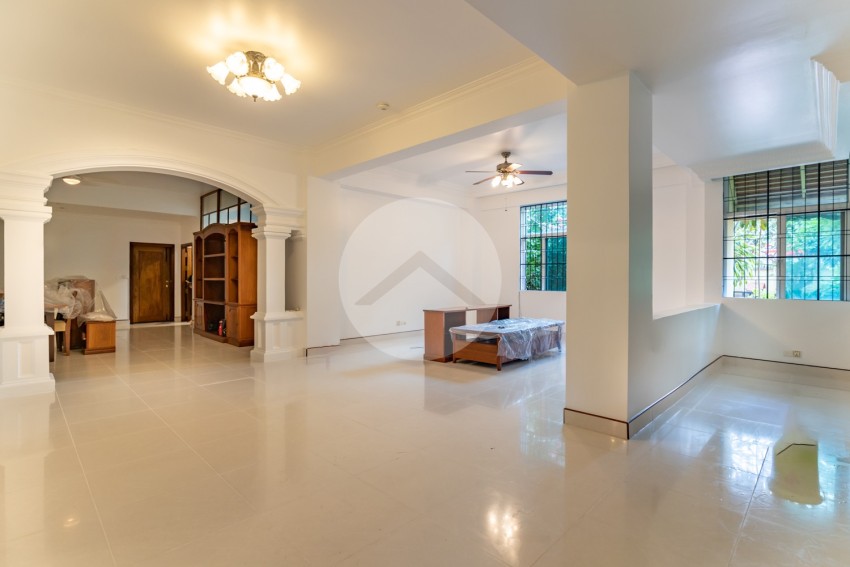 3 Bedroom Apartment For Rent - BKK1, Phnom Penh