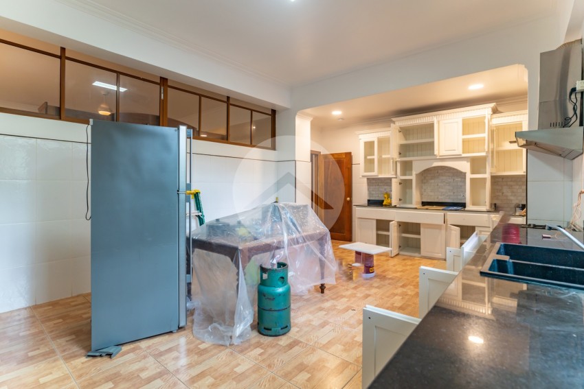 3 Bedroom Apartment For Rent - BKK1, Phnom Penh