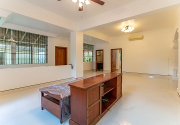 3 Bedroom Apartment For Rent - BKK1, Phnom Penh thumbnail