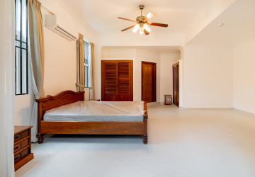 3 Bedroom Serviced Apartment For Rent - BKK1, Phnom Penh thumbnail