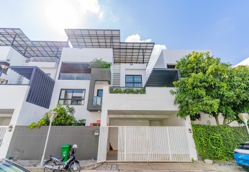 4 Bedroom Villa For Rent - Sras Chork-Phnom Penh thumbnail