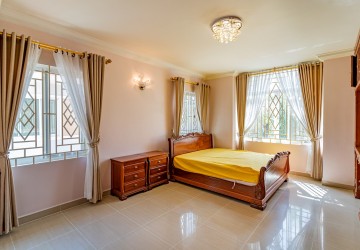 3 Bedroom Villa For Rent - Bassac Garden City, Tonle Bassac, Phnom Penh thumbnail